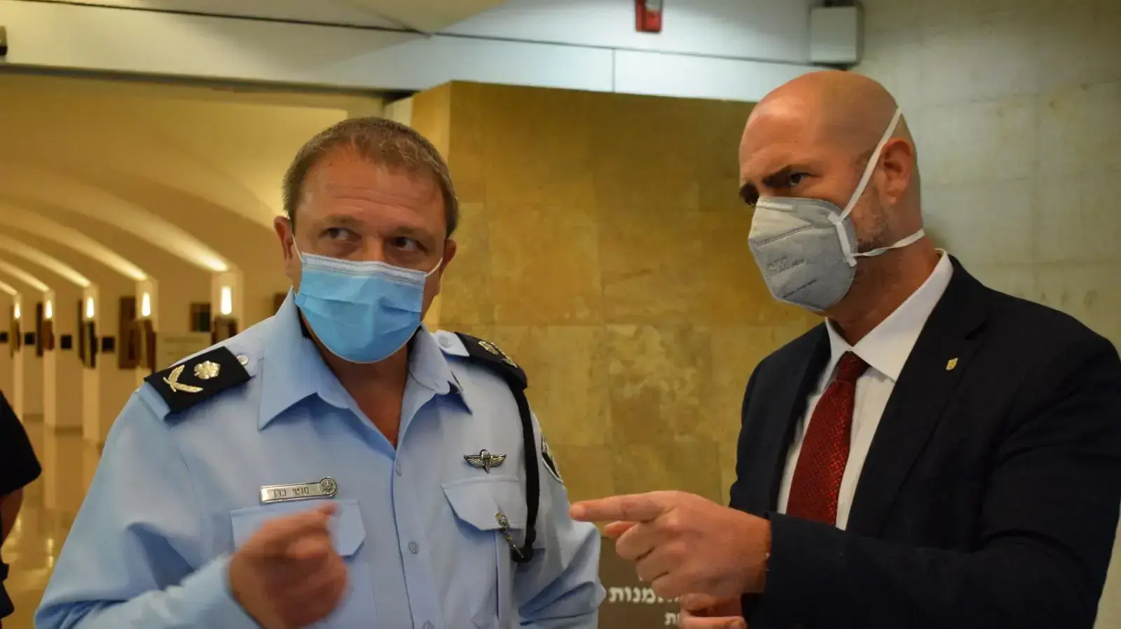השר לביטחון פנים הנכנס, אמיר אוחנה  ומ"מ המפכ"ל מוטי כהן במהלך ביקורו של שוטר שנפצע בפעילות מבצעית 17 במאי 2020 
