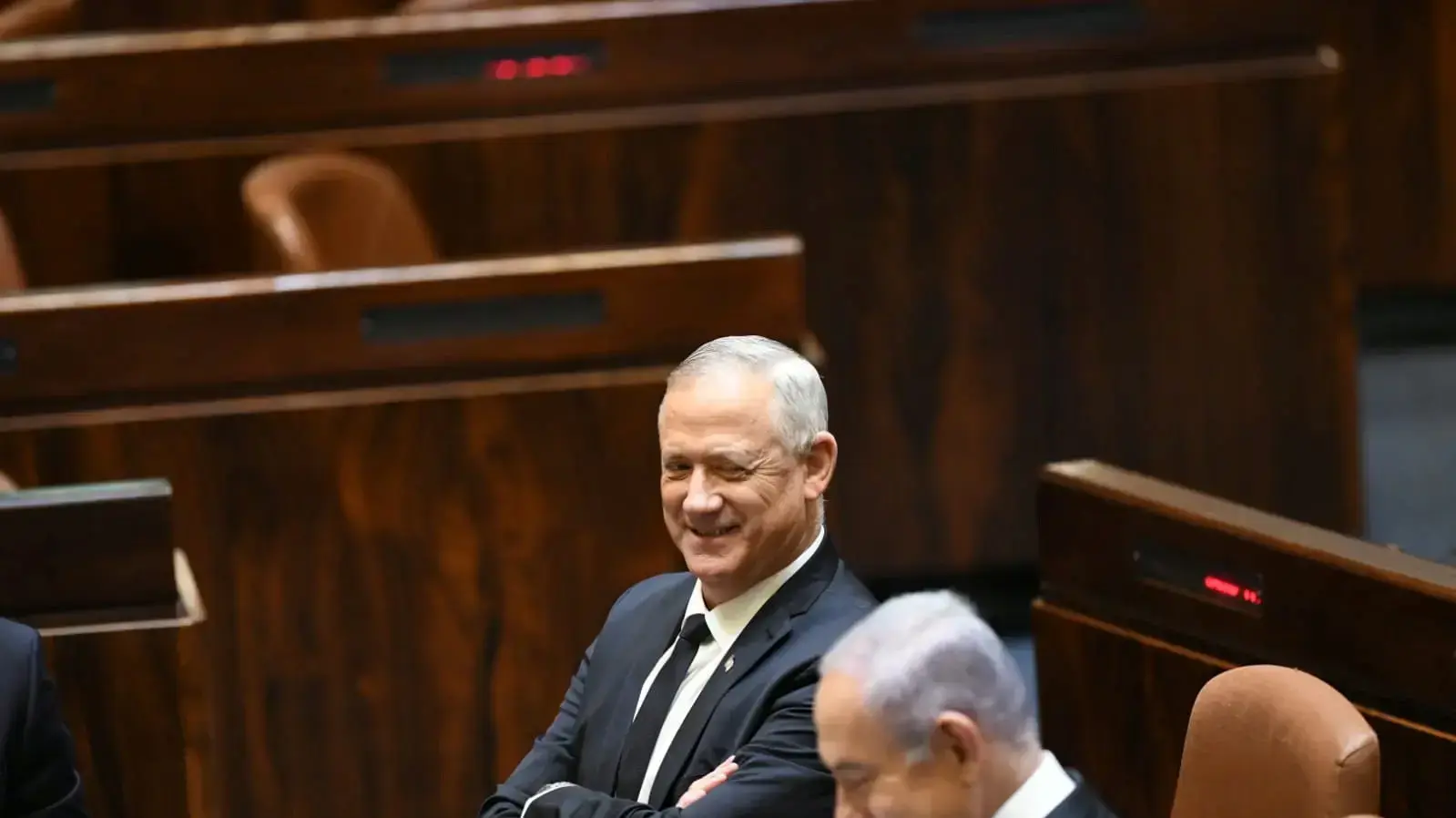 בני גנץ ובנימין נתניהו בהשבעת ממשלת ישראל ה-35, 17 במאי 2020 בני גנץ ובנימין נתניהו בהשבעת ממשלת ישראל ה-35, 17 במאי 2020
