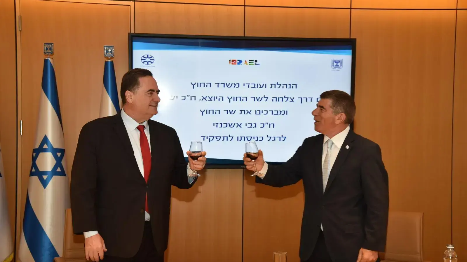 גבי אשכנזי וישראל כ"ץ במהלך טקס חילופי שרים במשרד החוץ 18 במאי 2020 גבי אשכנזי וישראל כ"ץ במהלך טקס חילופי שרים במשרד החוץ 18 במאי 2020