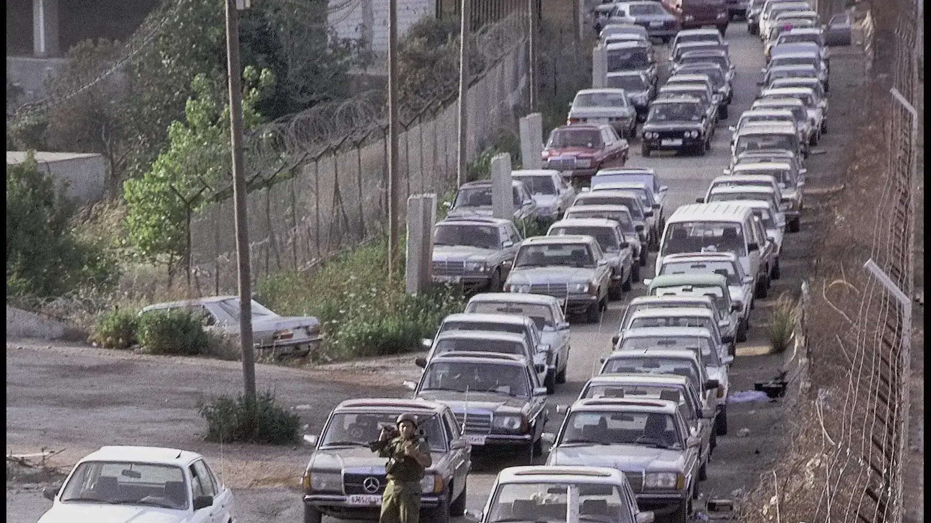 פינוי ונסיגת כוחות צה"ל מדרום לבנון. בצילום, עשרות כלי רכב של אנשי צד"ל ממתינים לעבור את הגבול לישראל, ליד "שער פטמה", בתום פינוי ונסיגת צה"ל מדרום לבנון.
פינוי ונסיגת כוחות צה"ל מדרום לבנון. בצילום, עשרות כלי רכב של אנשי צד"ל ממתינים לעבור את הגבול לישראל, ליד "שער פטמה", בתום פינוי ונסיגת צה"ל מדרום לבנון.