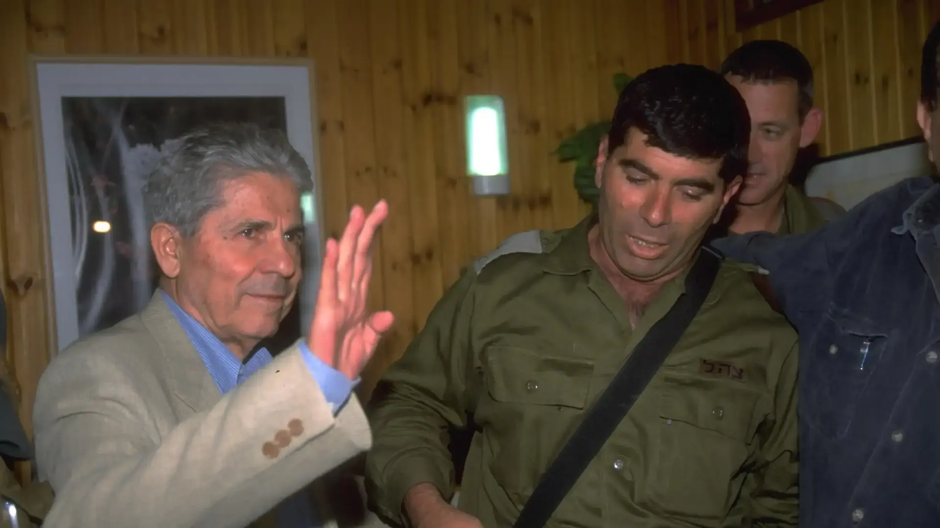 פינוי ונסיגת צה"ל מדרום לבנון. בצילום, מפקד צד"ל אנטואן לאחד (משמאל) בבגדים אזרחיים יחד עם אלוף פיקוד הצפון גבי אשכנזי, לאחר פינוי ונסיגת צה"ל מדרום לבנון ופירוק צד"ל (צבא דרום לבנון).
פינוי ונסיגת צה"ל מדרום לבנון. בצילום, מפקד צד"ל אנטואן לאחד (משמאל) בבגדים אזרחיים יחד עם אלוף פיקוד הצפון גבי אשכנזי, לאחר פינוי ונסיגת צה"ל מדרום לבנון ופירוק צד"ל (צבא דרום לבנון).
