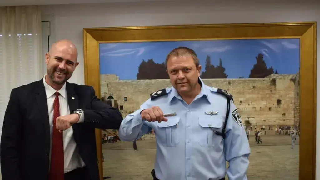 השר לביטחון פנים הנכנס, ח"כ אמיר אוחנה, נפגש עם מ"מ מפכ"ל המשטרה ניצב מוטי כהן, 18 במאי 2020
השר לביטחון פנים הנכנס, ח"כ אמיר אוחנה, נפגש עם מ"מ מפכ"ל המשטרה ניצב מוטי כהן, 18 במאי 2020