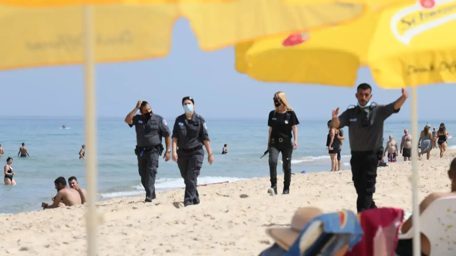 הכנות לפתיחת חופי הרצחה בראשל"צ 19 במאי 2020 הכנות לפתיחת חופי הרצחה בראשל"צ 19 במאי 2020