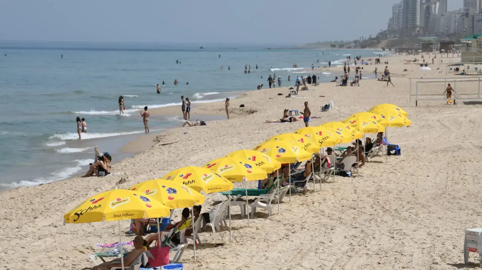 הכנות לפתיחת חופי הרצחה בראשל"צ 19 במאי 2020