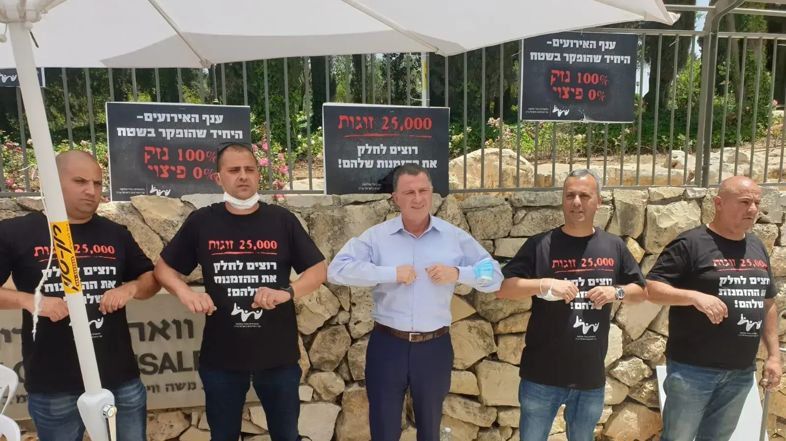 שר הבריאות, יולי אדלשטיין במהלך ביקור במאהל המחאה העצמאיים מול בית רה"מ בירושלים 19 במאי 2020 שר הבריאות, יולי אדלשטיין במהלך ביקור במאהל המחאה העצמאיים מול בית רה"מ בירושלים 19 במאי 2020