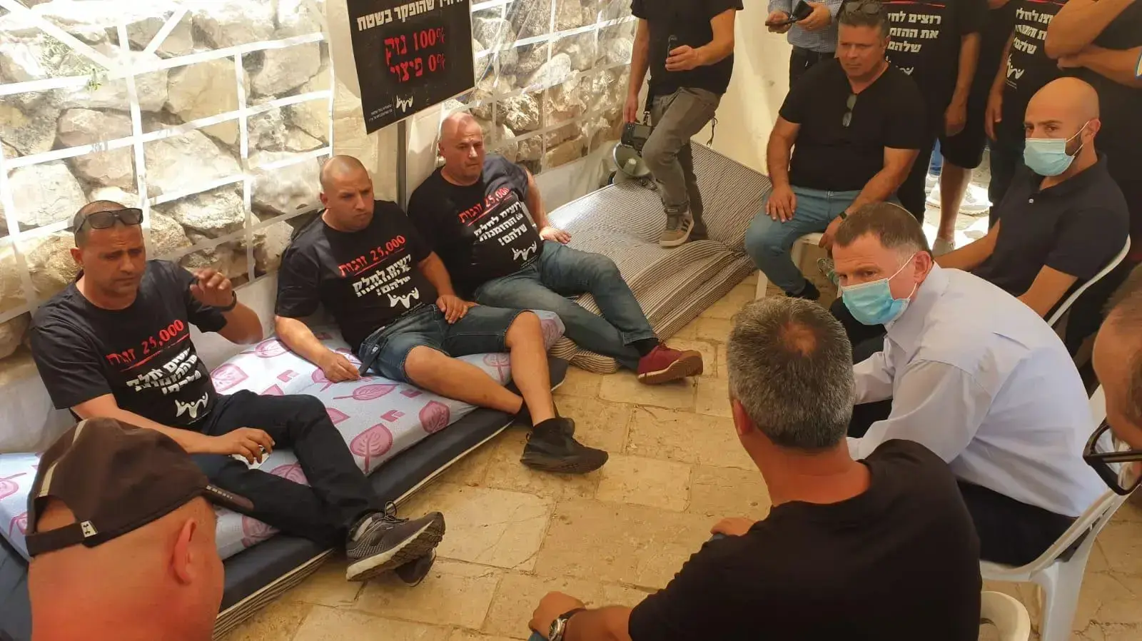 שר הבריאות, יולי אדלשטיין במהלך ביקור במאהל המחאה העצמאיים מול בית רה"מ בירושלים 19 במאי 2020 שר הבריאות, יולי אדלשטיין במהלך ביקור במאהל המחאה העצמאיים מול בית רה"מ בירושלים 19 במאי 2020