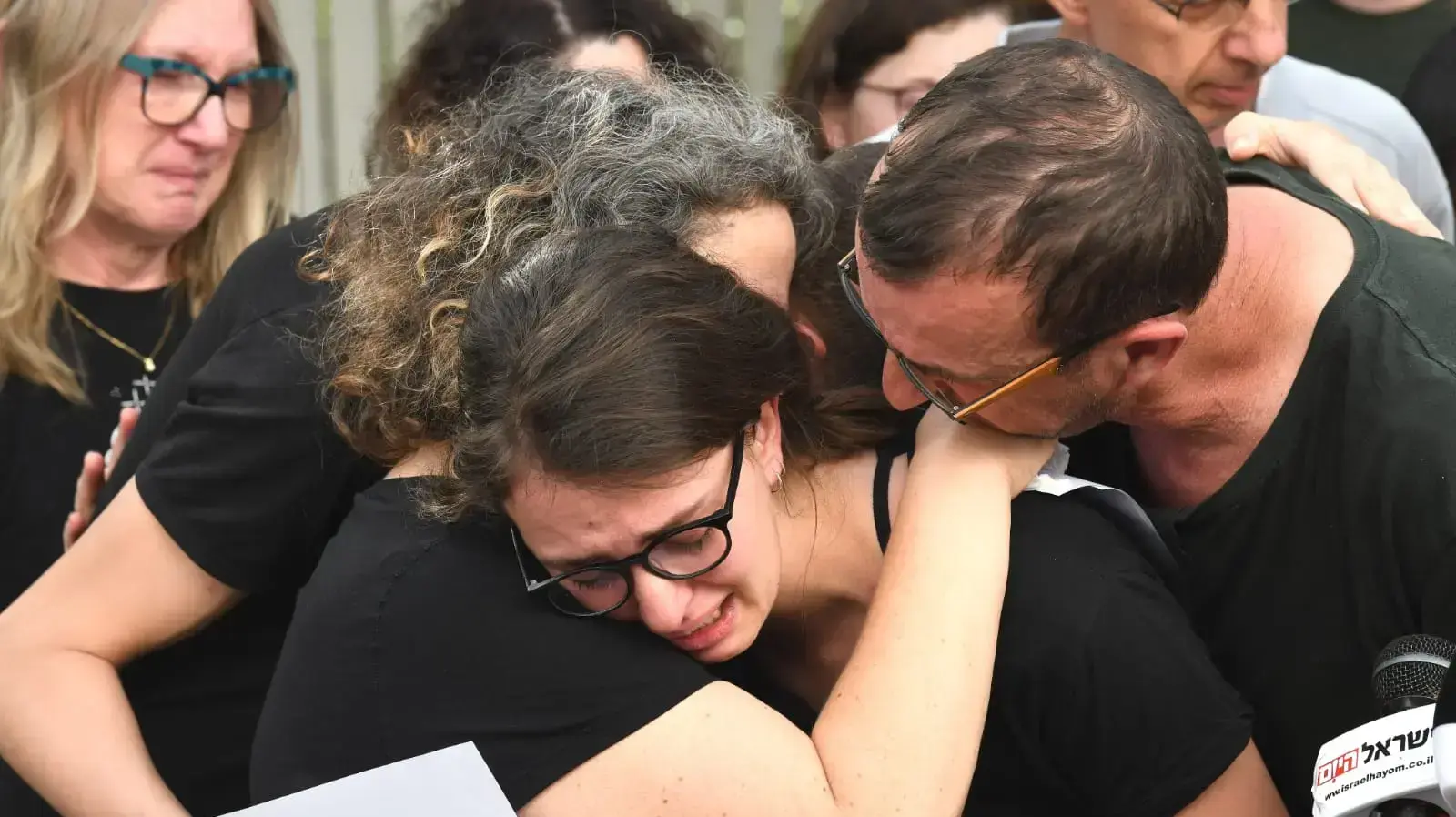 אחותה של מאיה וישניאק שנרצחה על פי החשד על ידי בן זוגה, אורנית, 19 במאי 2020 אחותה של מאיה וישניאק שנרצחה על פי החשד על ידי בן זוגה, אורנית, 19 במאי 2020