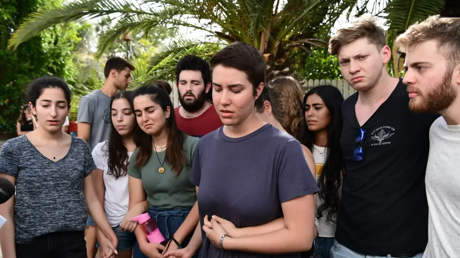 חבריה של מאיה וישניאק שנרצחה על פי החשד על ידי בן זוגה, אורנית, 19 במאי 2020 חבריה של מאיה וישניאק שנרצחה על פי החשד על ידי בן זוגה, אורנית, 19 במאי 2020