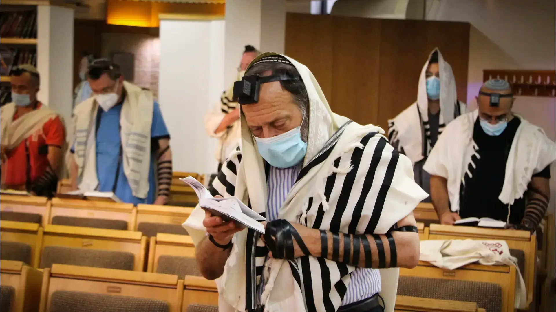 מתפללים בבית כנסת לאחר ההקלה במגבלות הקורונה,אפרת, 20 במאי 2020 מתפללים בבית כנסת לאחר ההקלה במגבלות הקורונה,אפרת, 20 במאי 2020