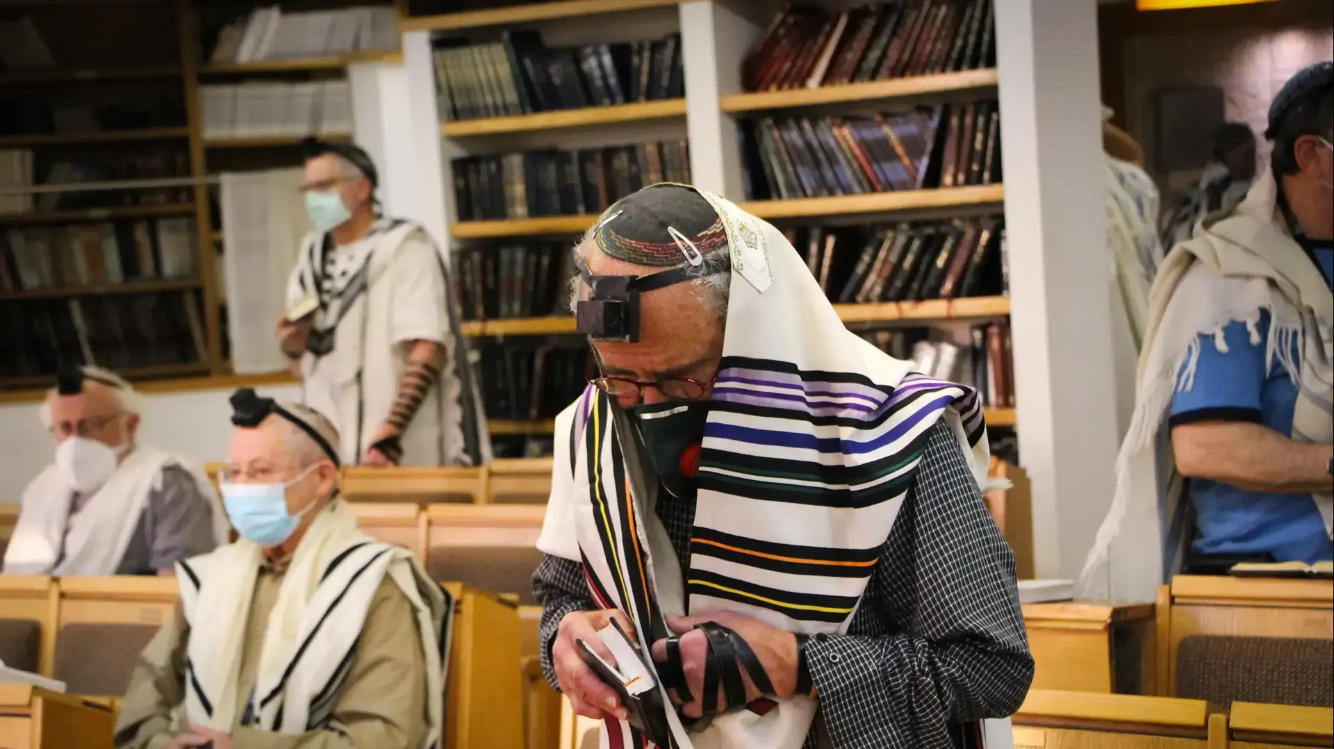 מתפללים בבית כנסת לאחר ההקלה במגבלות הקורונה,אפרת, 20 במאי 2020 מתפללים בבית כנסת לאחר ההקלה במגבלות הקורונה,אפרת, 20 במאי 2020