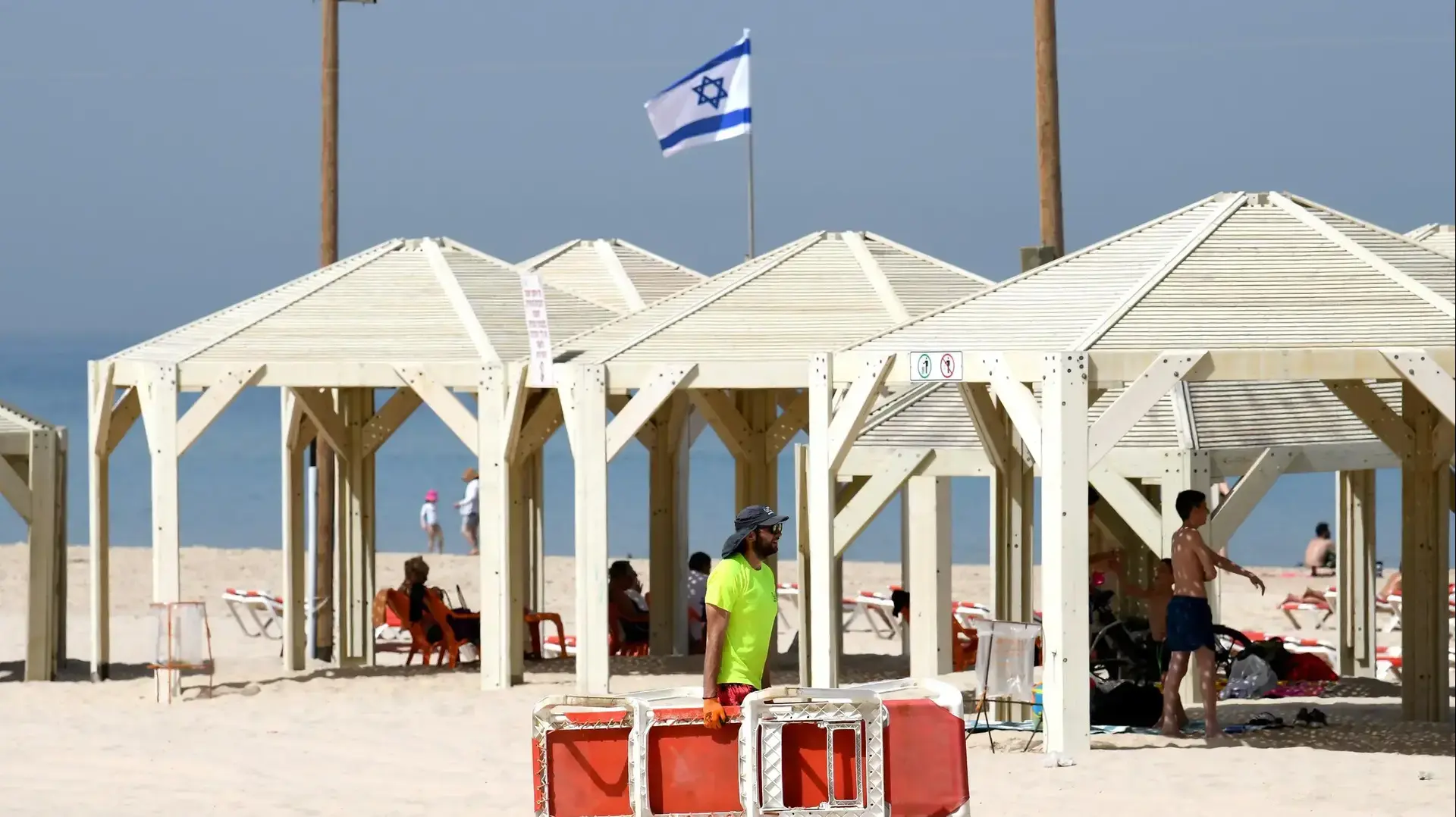 פתיחת חופי הרחצה אחרי עוצר הקורונה, תל אביב, 20 במאי 2020