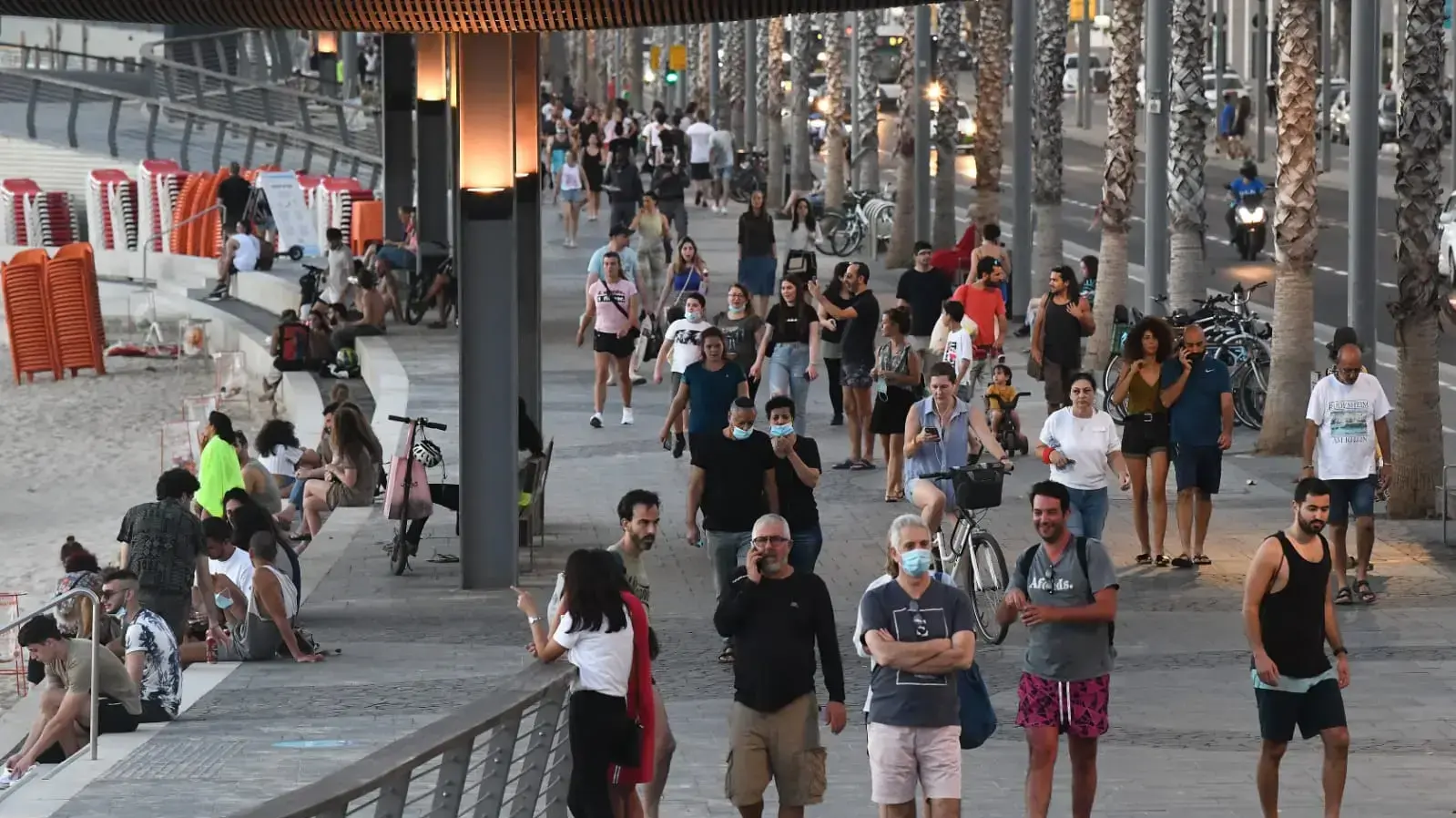 מתרחצים בחופי תל אביב 21 במאי 2020 מתרחצים בחופי תל אביב 21 במאי 2020