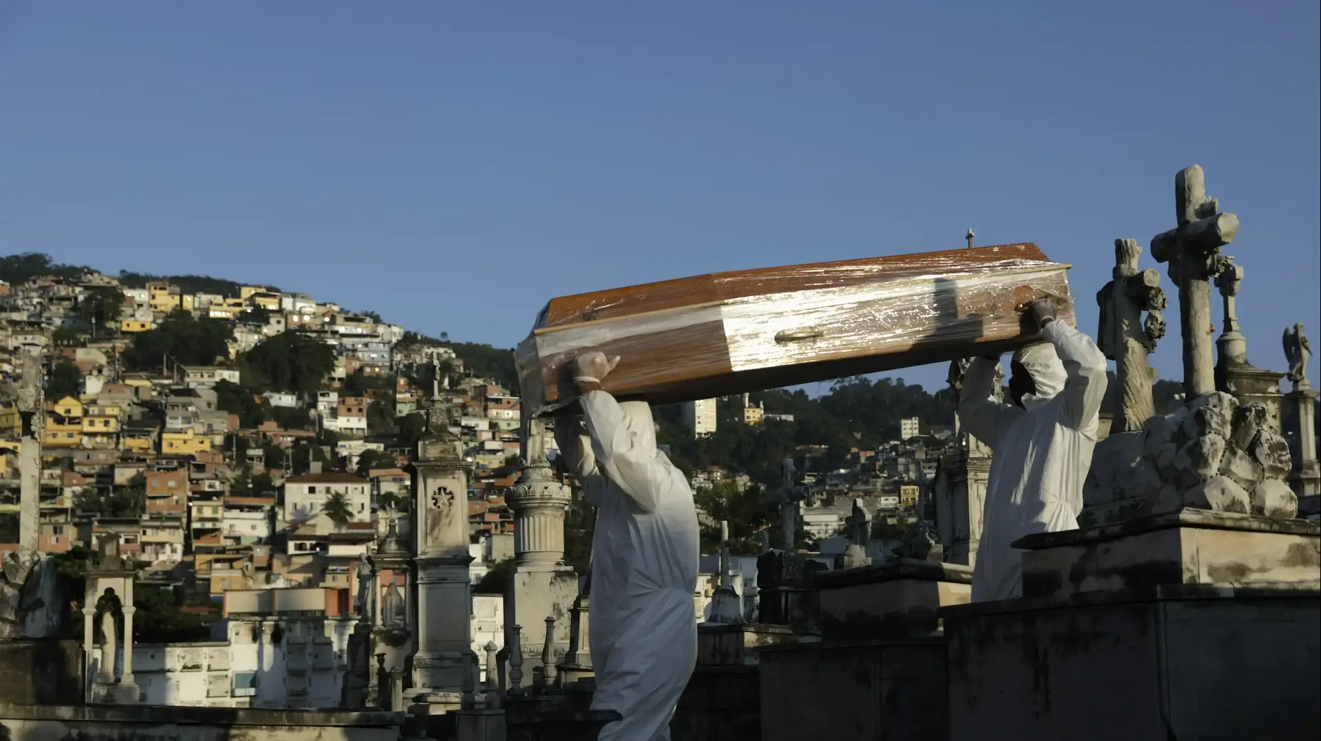 קברנים ממוגנים מפני נגיף הקורונה בבית קברות בריו דה-ז'ניירו שבברזיל, במהלך מגיפת הקורונה. 22 במאי 2020 קברנים ממוגנים מפני נגיף הקורונה בבית קברות בריו דה-ז'ניירו שבברזיל, במהלך מגיפת הקורונה. 22 במאי 2020