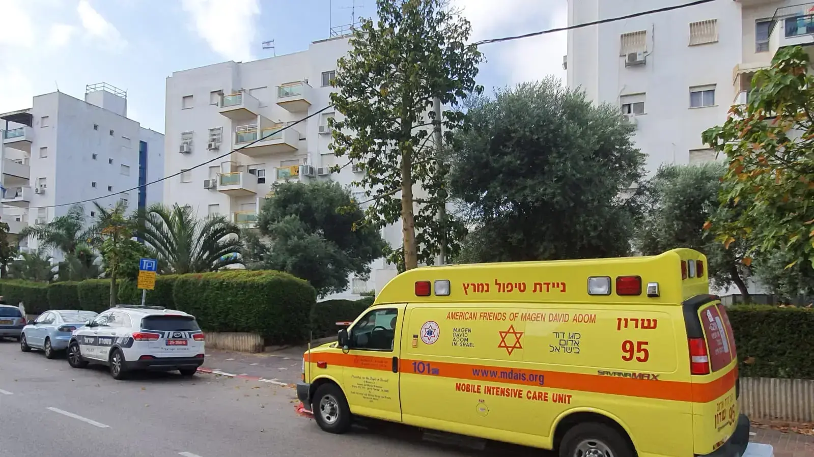 הזירה בה נמצא גבר בן 45 ללא רוח חיים בבניין ברחוב ביאליק בחדרה. 23 במאי 2020 הזירה בה נמצא גבר בן 45 ללא רוח חיים בבניין ברחוב ביאליק בחדרה. 23 במאי 2020