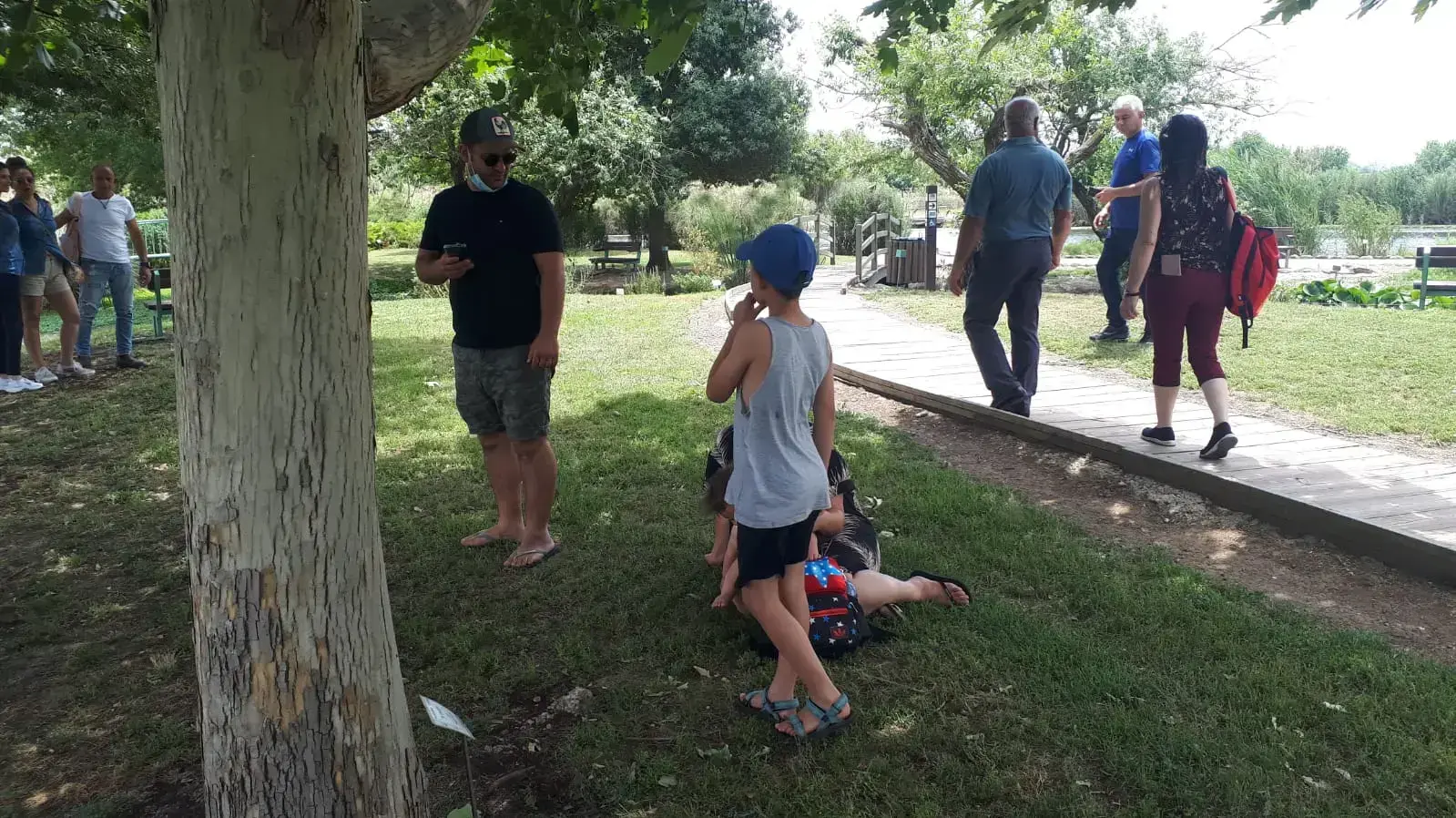 מטיילים באגמון החולה של קרן קימת לישראל. 23 במאי 2020 מטיילים באגמון החולה של קרן קימת לישראל. 23 במאי 2020