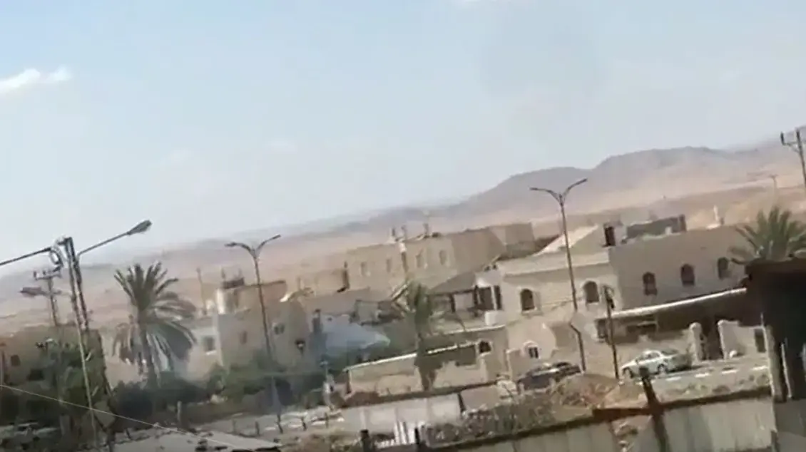ירי זיקוקים ויידוי אבנים לעבר שוטרים בערערה שבנגב. 23 במאי 2020 ירי זיקוקים ויידוי אבנים לעבר שוטרים בערערה שבנגב. 23 במאי 2020