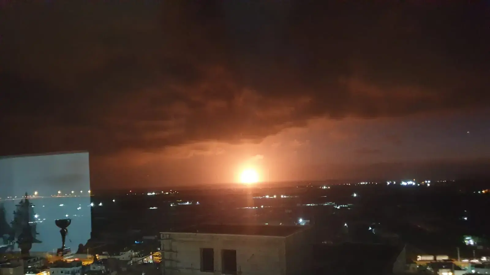 להבת ענקת נדלקה בעקבות תקלה באסדת לוויתן מול חוף דור. 23 במאי 2020
