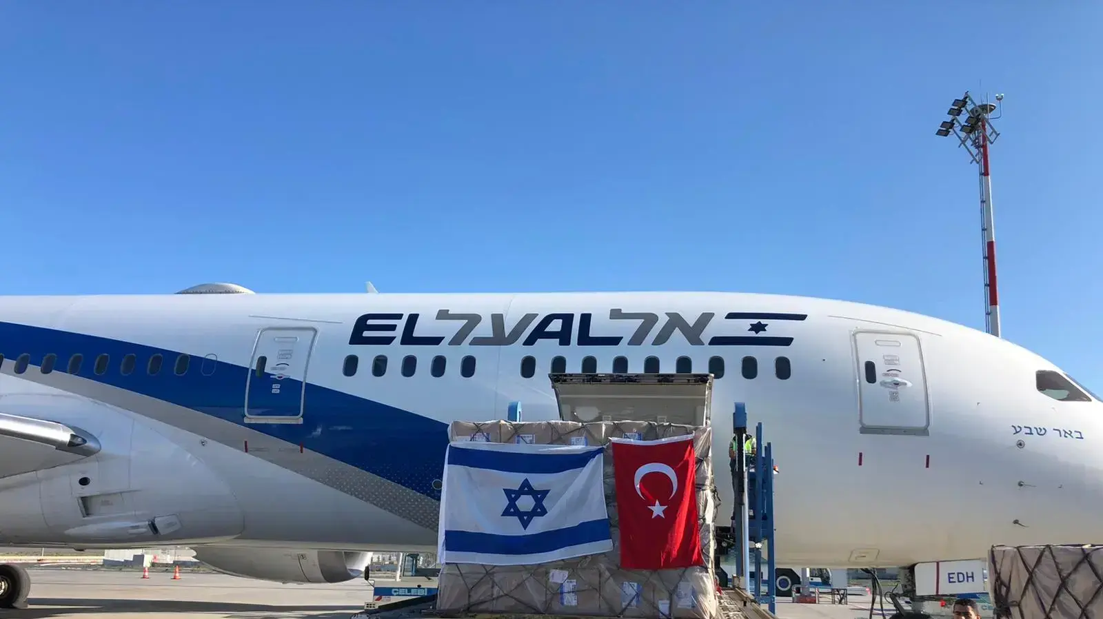 אל על מטענים תפעיל טיסות מטען מטורקיה עם ציוד הומניטרי למלחמה בקורונה, 24 במאי 2020 אל על מטענים תפעיל טיסות מטען מטורקיה עם ציוד הומניטרי למלחמה בקורונה, 24 במאי 2020
