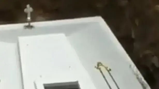 נקבר בעודו בחיים? סרטון מקריפ מאינדונזיה נקבר בעודו בחיים? סרטון מקריפ מאינדונזיה