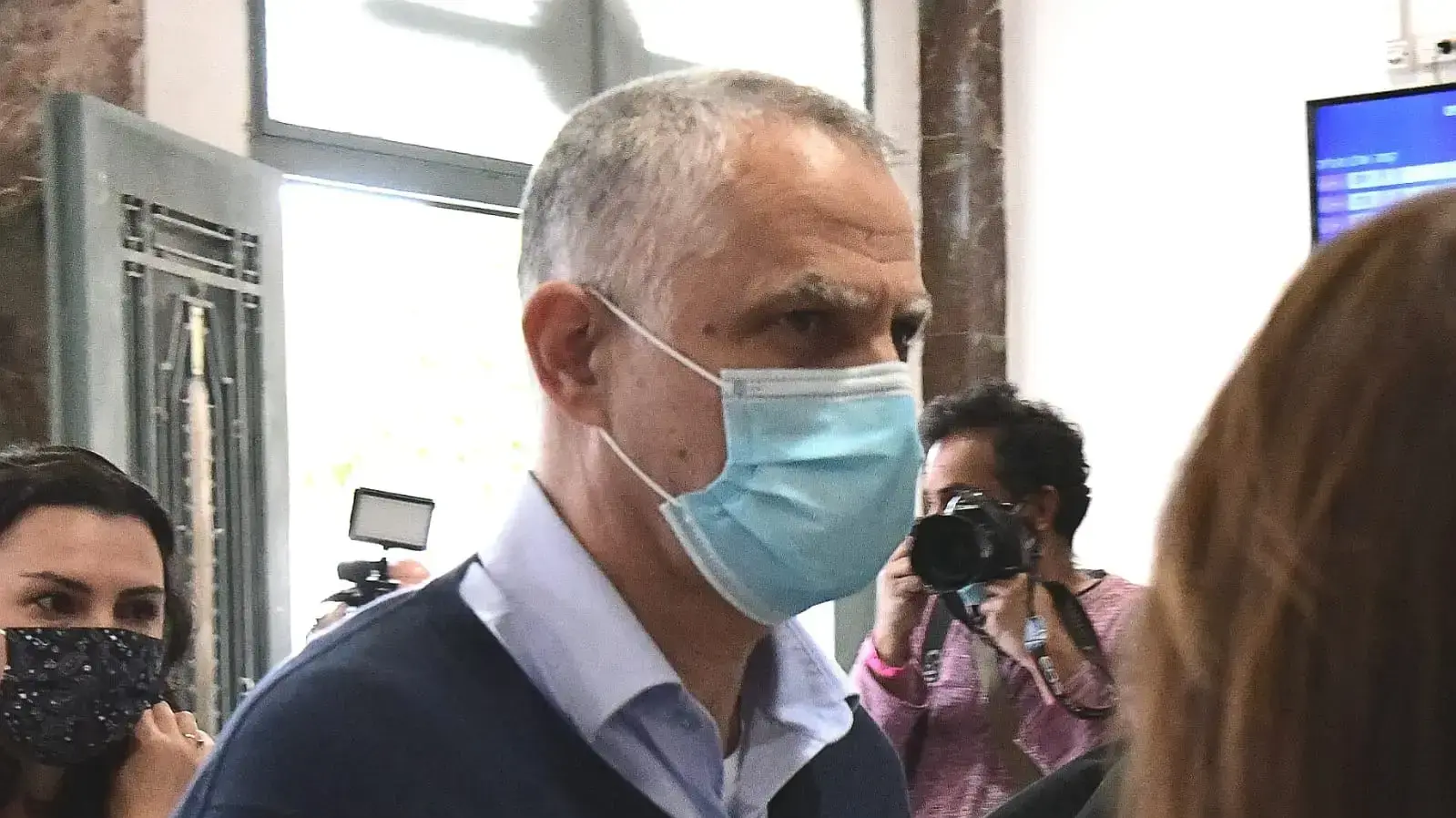 מו"ל ידיעות אחרונות בעת הגעתו לפתיחת משפטו בבית המשפט המחוזי בירושלים 24 במאי 2020 מו"ל ידיעות אחרונות בעת הגעתו לפתיחת משפטו בבית המשפט המחוזי בירושלים 24 במאי 2020