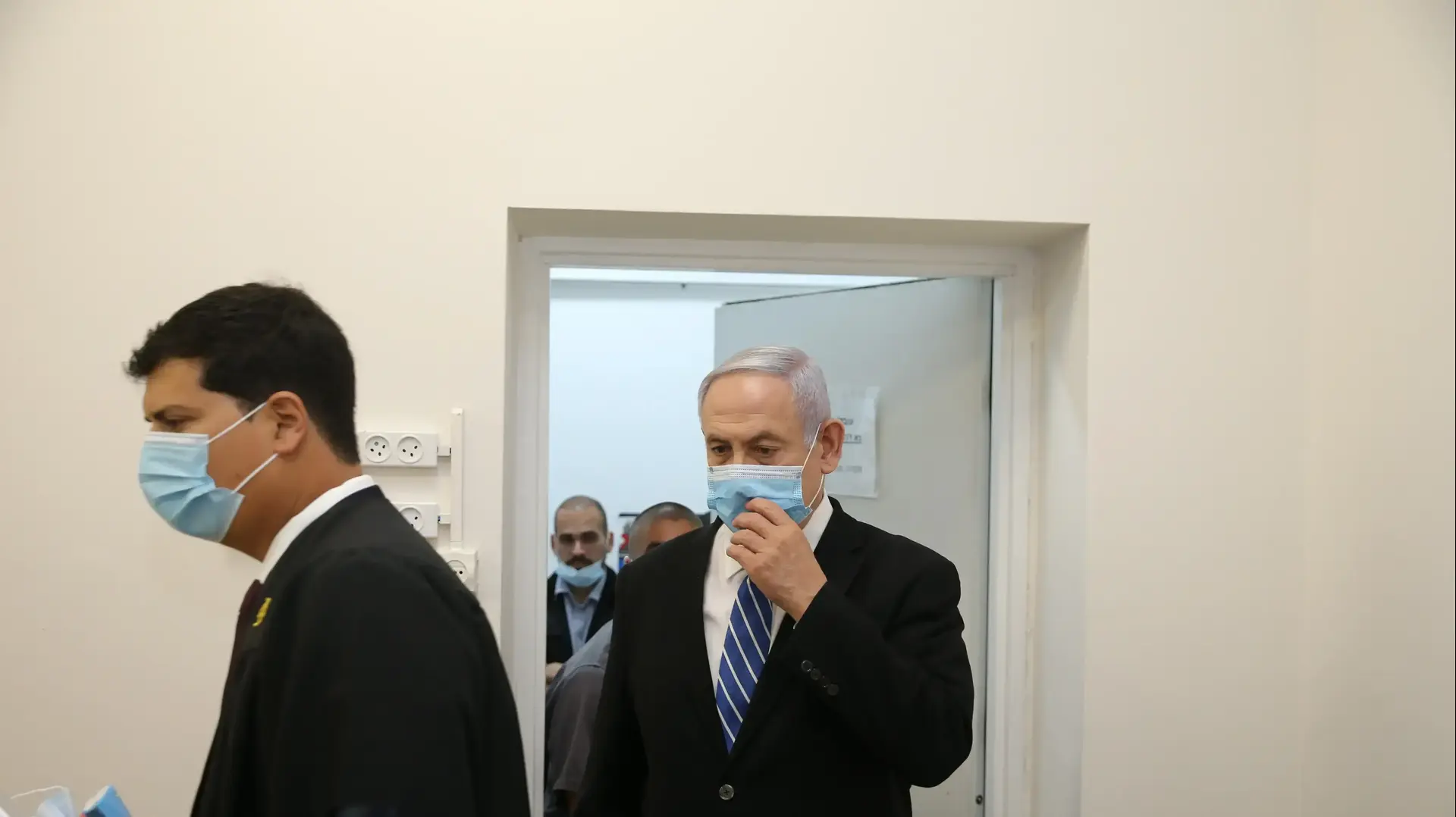 פתיחת משפטו של רה"מ, בנימין נתניהו | נתניהו בעת הגעתו לאולם הדיונים 24 במאי 2020 פתיחת משפטו של רה"מ, בנימין נתניהו | נתניהו בעת הגעתו לאולם הדיונים 24 במאי 2020