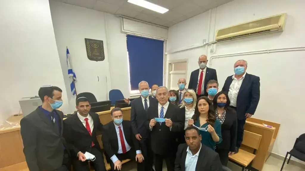 חברות וחברי הליכוד בתמונה משותפת עם רה"מ, נתניהו כאות תמיכה לקראת משפטו בבית המשפט המחוזי בירושלים 24 במאי 2020 חברות וחברי הליכוד בתמונה משותפת עם רה"מ, נתניהו כאות תמיכה לקראת משפטו בבית המשפט המחוזי בירושלים 24 במאי 2020
