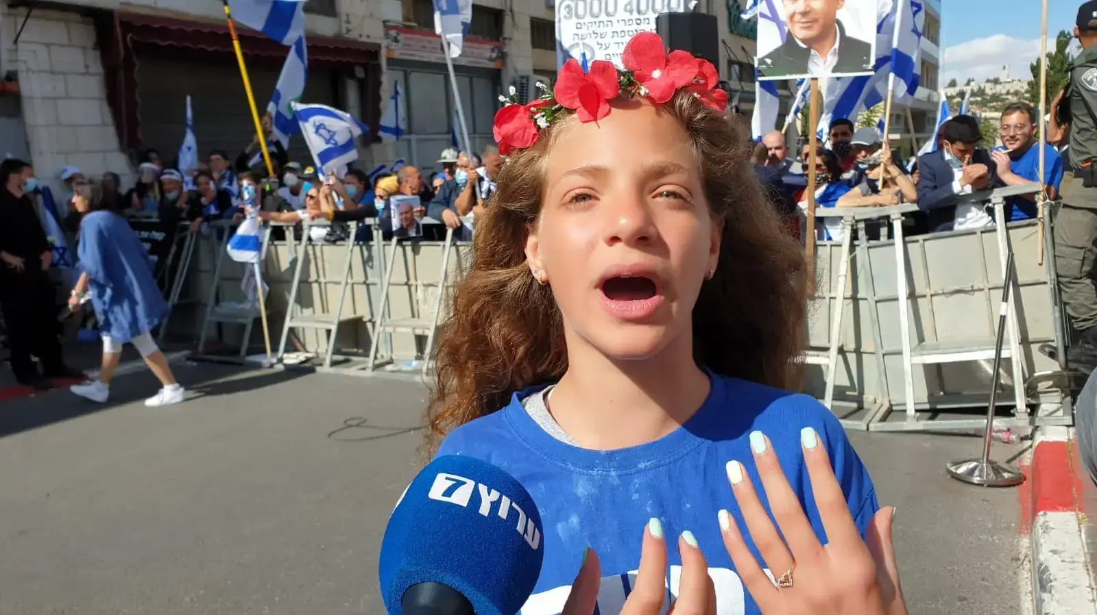 הילדה שובל חוגגת בת מצווה בהפגנת תמיכה בנתניהו מחוץ לבית המשפט בירושלים, 24 במאי 2020. הילדה שובל חוגגת בת מצווה בהפגנת תמיכה בנתניהו מחוץ לבית המשפט בירושלים, 24 במאי 2020.