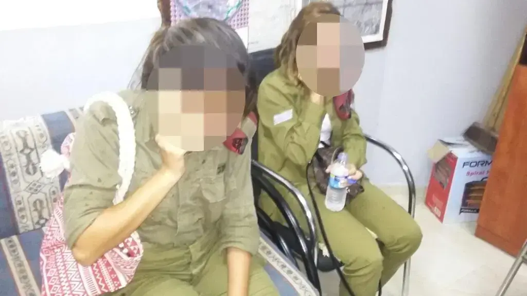 שתי החיילות מגדוד הקשר של הצנחנים שנכנסו עם רכב צבאי למחנה הפליטים נור א שמס בטול כרם ונרגמו באבנים שתי החיילות מגדוד הקשר של הצנחנים שנכנסו עם רכב צבאי למחנה הפליטים נור א שמס בטול כרם ונרגמו באבנים