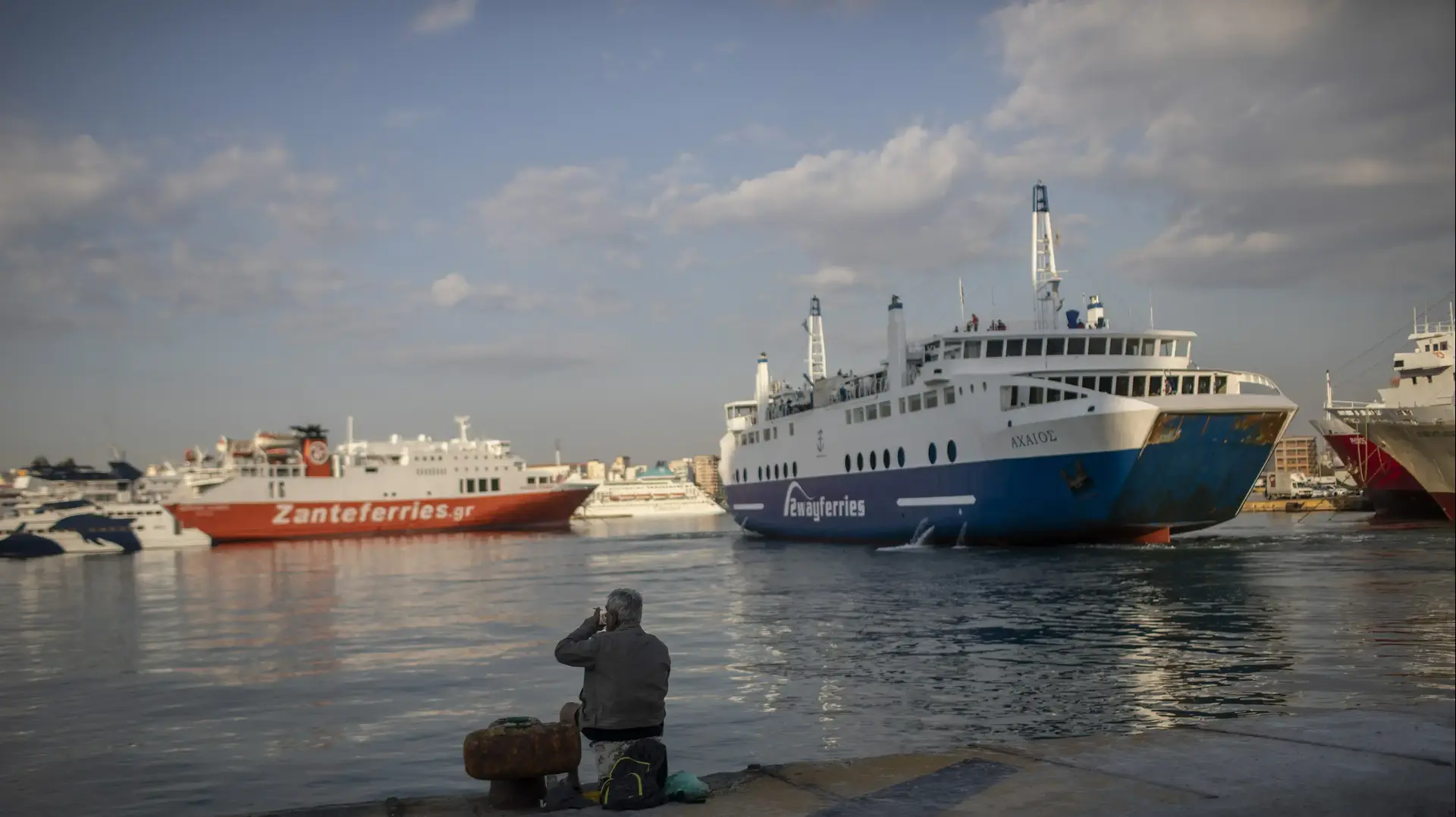 גבר מתיישב על המזח בנמל פיראוס באתונה, יוון 25 במאי 2020
גבר מתיישב על המזח בנמל פיראוס באתונה, יוון 25 במאי 2020