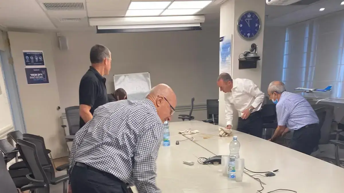 ישיבת הנהלת אל על עם נציגות הטייסים ויו"ר איגוד התחבורה אבי אדרי בבנייני משרדי אל על, 25 במאי 2020 ישיבת הנהלת אל על עם נציגות הטייסים ויו"ר איגוד התחבורה אבי אדרי בבנייני משרדי אל על, 25 במאי 2020