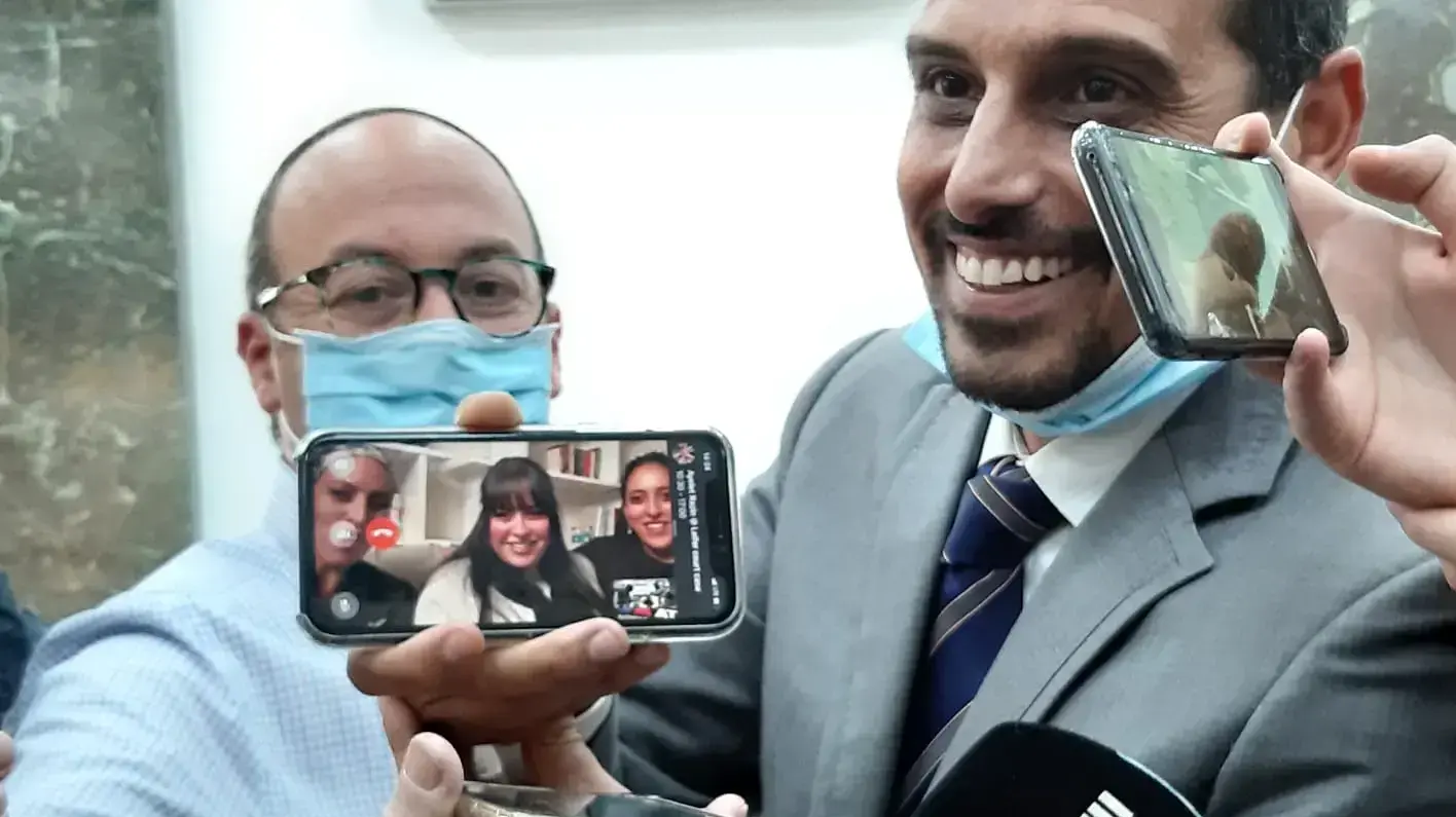 שיחה וידאו עם קורבנותיה של מלכה לייפר החשודה בעבירות מין בנערות באוסטרליה 26 במאי 2020 שיחה וידאו עם קורבנותיה של מלכה לייפר החשודה בעבירות מין בנערות באוסטרליה 26 במאי 2020