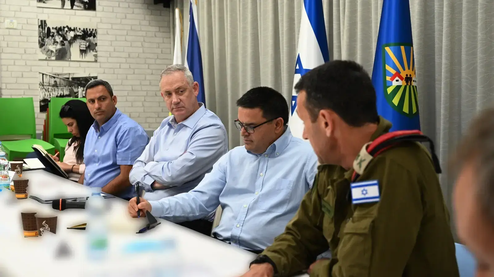 שר הביטחון בני גנץ והשר מיכאל ביטון בסיור ראשון בפיקוד דרום, 26 במאי 2020 שר הביטחון בני גנץ והשר מיכאל ביטון בסיור ראשון בפיקוד דרום, 26 במאי 2020