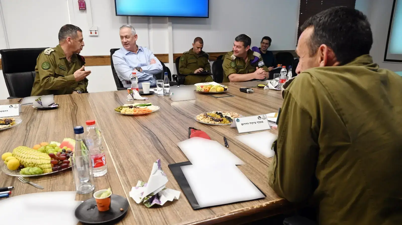 שר הביטחון בני גנץ והשר מיכאל ביטון בסיור ראשון בפיקוד דרום, 26 במאי 2020 שר הביטחון בני גנץ והשר מיכאל ביטון בסיור ראשון בפיקוד דרום, 26 במאי 2020