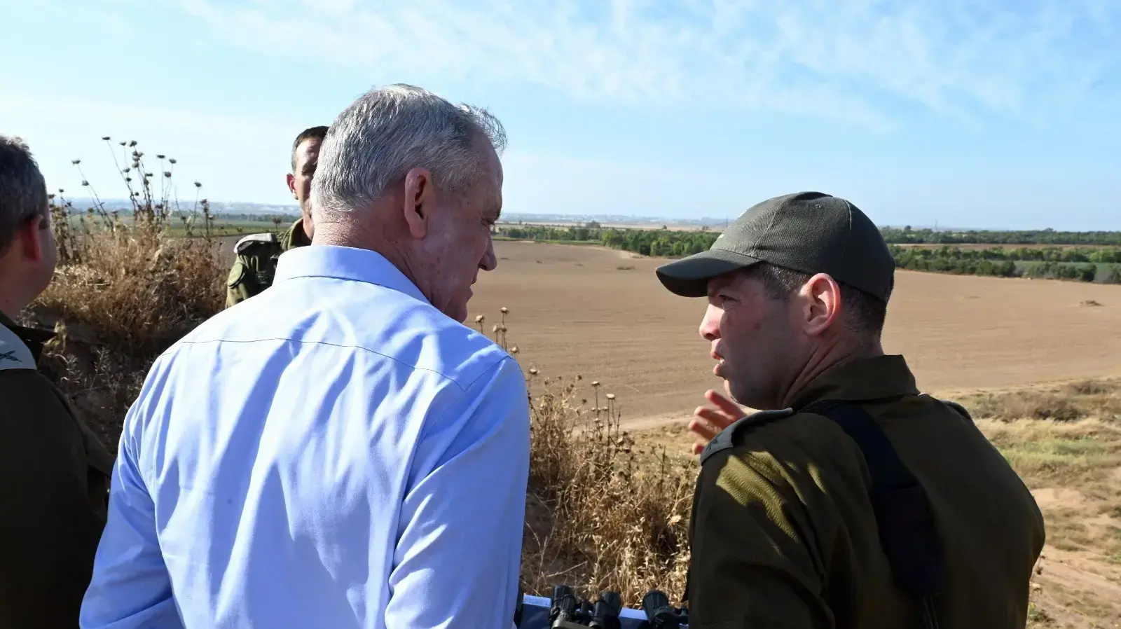 שר הביטחון בני גנץ והשר מיכאל ביטון בסיור ראשון בפיקוד דרום, 26 במאי 2020 שר הביטחון בני גנץ והשר מיכאל ביטון בסיור ראשון בפיקוד דרום, 26 במאי 2020