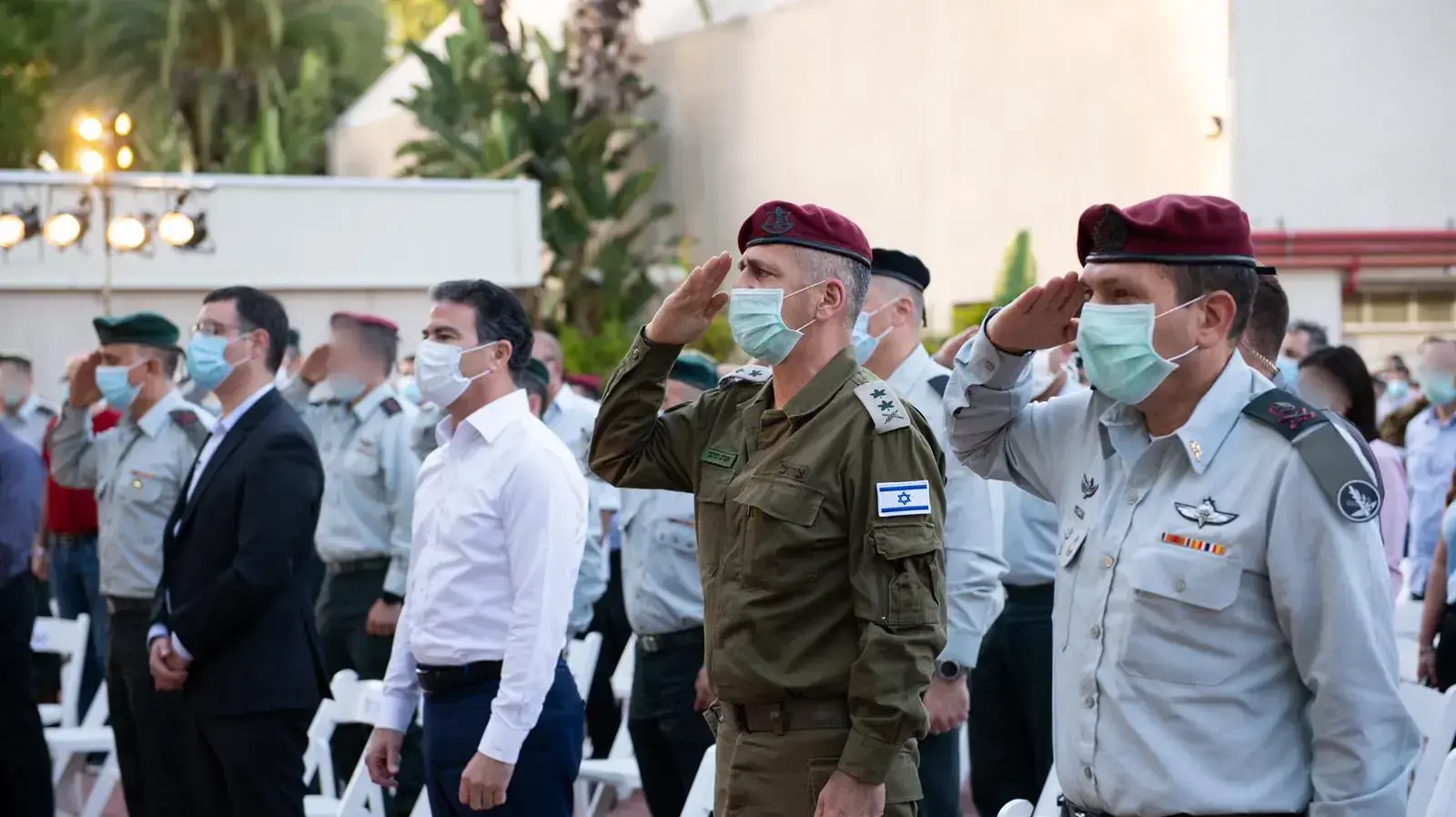 הרמטכ"ל אביב כוכבי, ראש המוסד יוסי כהן ומנכ"ל משרד הבריאות משה בר סימן טוב בטקס לציון סיום פעילות צה"ל במרכז השליטה למאבק בנגיף הקורונה. 26 במאי 2020 הרמטכ"ל אביב כוכבי, ראש המוסד יוסי כהן ומנכ"ל משרד הבריאות משה בר סימן טוב בטקס לציון סיום פעילות צה"ל במרכז השליטה למאבק בנגיף הקורונה. 26 במאי 2020