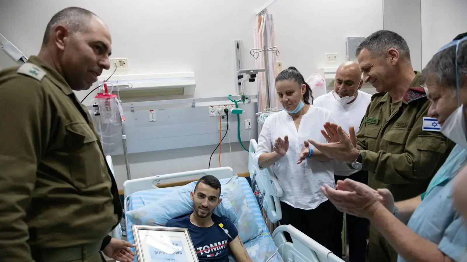 הרמטכ"ל, אביב כוכבי, ומפקד עוצבת "עקבות הברזל", אלוף-משנה דוד סונגו, מעניקים את אות ההצטיינות לסמל-ראשון שאדי אברהאים הפצוע הקשה בפיגוע הדריסה בדרום הר חברון בבית החולים "סורוקה" 27 במאי 2020
הרמטכ"ל, אביב כוכבי, ומפקד עוצבת "עקבות הברזל", אלוף-משנה דוד סונגו, מעניקים את אות ההצטיינות לסמל-ראשון שאדי אברהאים הפצוע הקשה בפיגוע הדריסה בדרום הר חברון בבית החולים "סורוקה" 27 במאי 2020