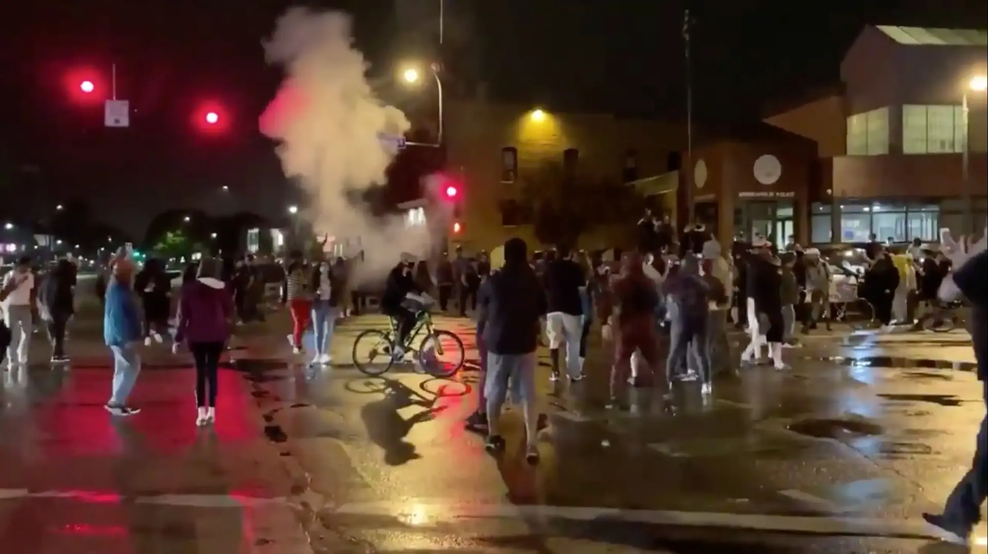 הפגנות במיניאפוליס, בעקבות הריגתו של עצור שחור ע"י שוטר לבן בעיר. 28 במאי 2020 הפגנות במיניאפוליס, בעקבות הריגתו של עצור שחור ע"י שוטר לבן בעיר. 28 במאי 2020