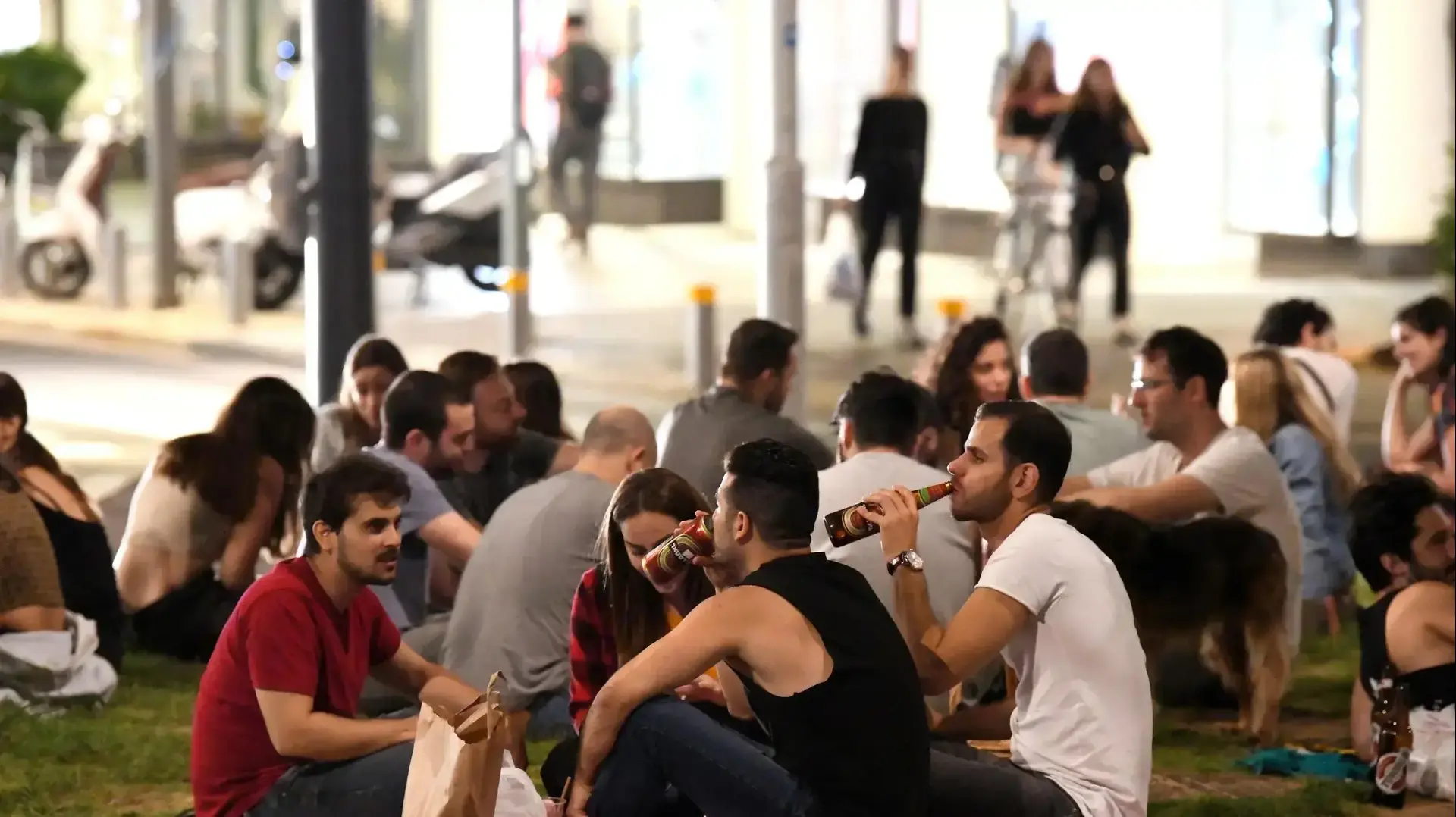 פתיחת המסעדות וברים ברחובות תל אביב. 27 במאי 2020 פתיחת המסעדות וברים ברחובות תל אביב. 27 במאי 2020