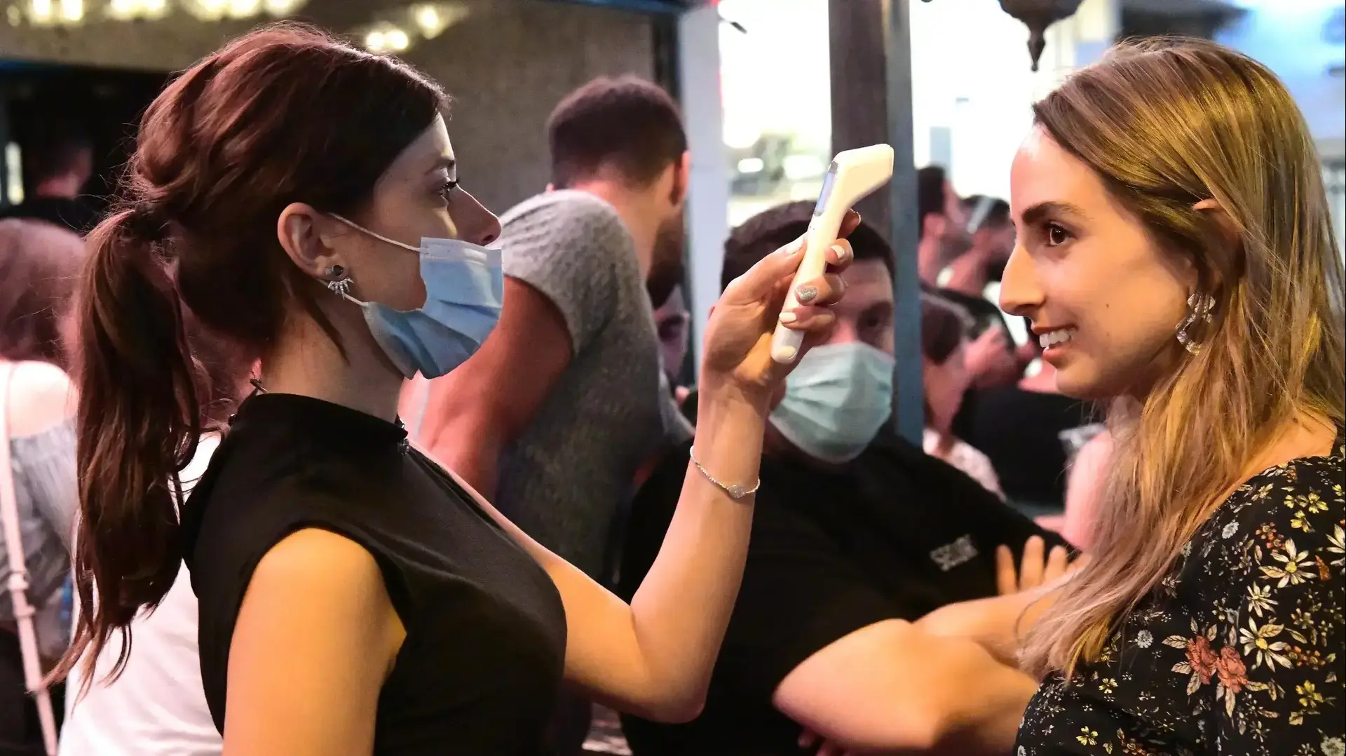 פתיחת המסעדות וברים ברחובות תל אביב. 27 במאי 2020 פתיחת המסעדות וברים ברחובות תל אביב. 27 במאי 2020