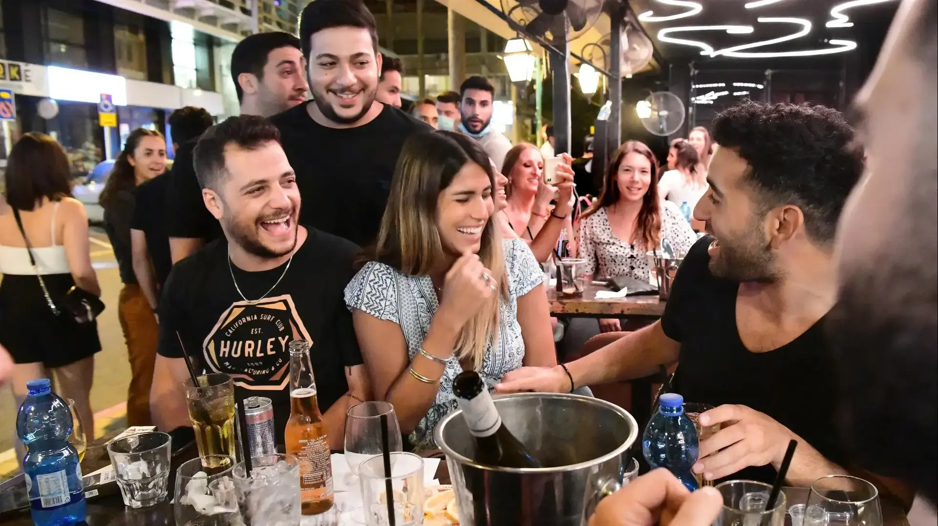פתיחת המסעדות וברים ברחובות תל אביב. 27 במאי 2020 פתיחת המסעדות וברים ברחובות תל אביב. 27 במאי 2020