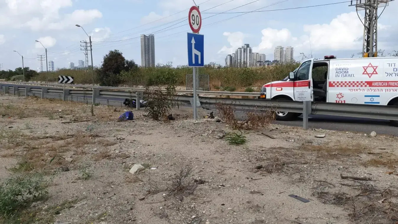 זירת התאונה בה נפצע רוכב אופנוע בן 45 בתאונה עצמית במחלף מורשה סמוך לרמת השרון. 28 במאי 2020 זירת התאונה בה נפצע רוכב אופנוע בן 45 בתאונה עצמית במחלף מורשה סמוך לרמת השרון. 28 במאי 2020