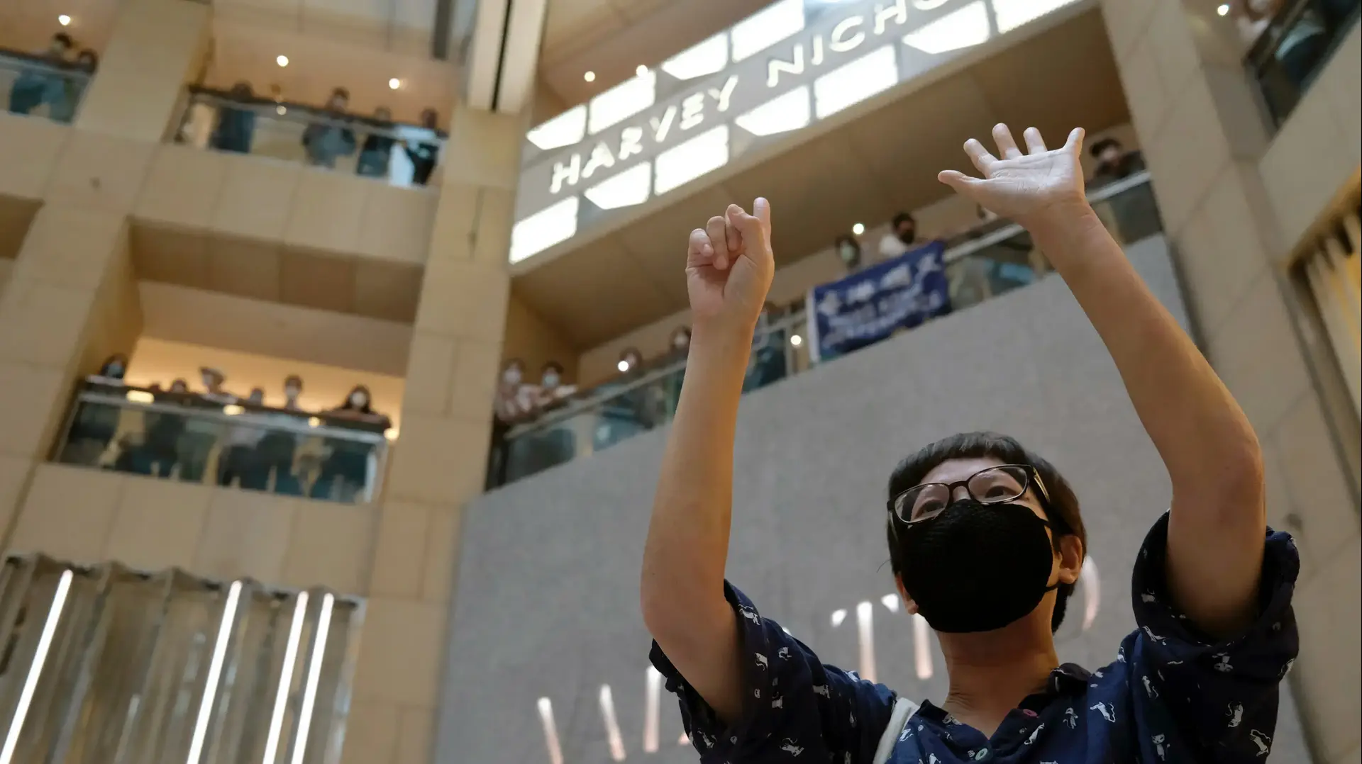 תושבי הונג קונג מוחאים נגד העברת חוקי הביטחון הלאומי בסין העשויים להשפיע על עתידם הדמוקרטי. 28 במאי 2020 תושבי הונג קונג מוחאים נגד העברת חוקי הביטחון הלאומי בסין העשויים להשפיע על עתידם הדמוקרטי. 28 במאי 2020