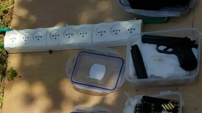 כלי הנשק והתחמושת שנמצאו בשטוח פתוח בפדרס חנה. 27 במאי 2020