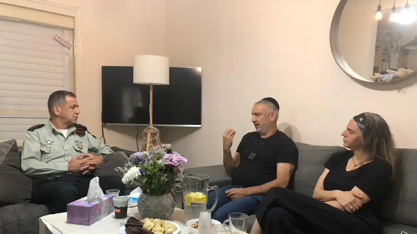הרמטכ"ל אביב כוכבי בביקור נחומים אצל ברוך ונאוה בן יגאל, הוריו של עמית שנרצח בכפר יעבד בזמן פעילות צה"ל. 28 במאי 2020 הרמטכ"ל אביב כוכבי בביקור נחומים אצל ברוך ונאוה בן יגאל, הוריו של עמית שנרצח בכפר יעבד בזמן פעילות צה"ל. 28 במאי 2020