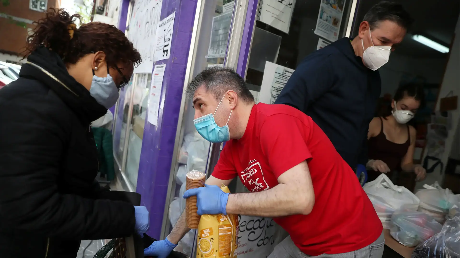 תרומות אוכל באלוצ'ה, ספרד, 16 במאי 2020 תרומות אוכל באלוצ'ה, ספרד, 16 במאי 2020