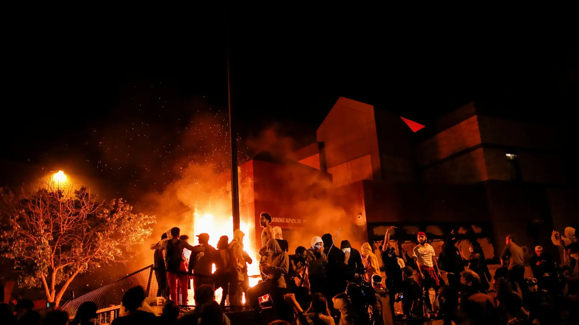 מפגינים מחוץ לתחנת המשטרה שנפרצה והוצתה במחאה על מותו של ג'ורג' פלויד. מיניאפוליס, מינסוטה, ארצות הברית. 29 במאי 2020
מפגינים מחוץ לתחנת המשטרה שנפרצה והוצתה במחאה על מותו של ג'ורג' פלויד. מיניאפוליס, מינסוטה, ארצות הברית. 29 במאי 2020