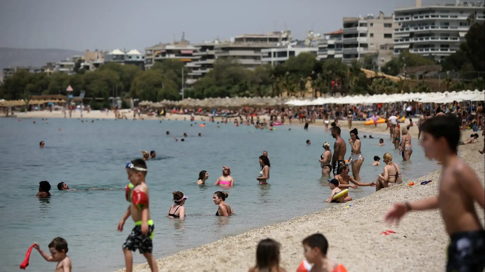 מתרחצים בחוף הים לאחר הקלת הנחיות הקורונה באתונה, יוון, 16 במאי 2020 מתרחצים בחוף הים לאחר הקלת הנחיות הקורונה באתונה, יוון, 16 במאי 2020