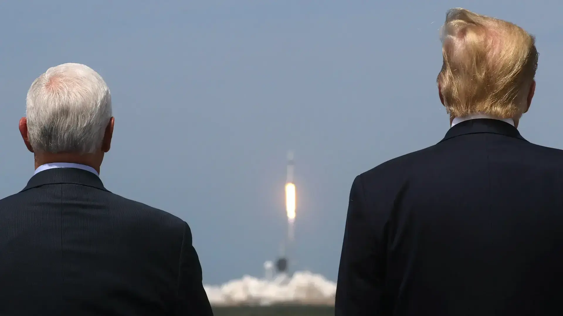 דונלד טראמפ ומייק פנס צופים בשיגור חללית SpaceX, ארצות הברית, 30 מאי 2020 דונלד טראמפ ומייק פנס צופים בשיגור חללית SpaceX, ארצות הברית, 30 מאי 2020