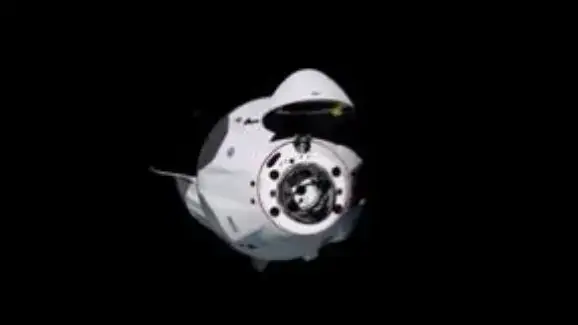החללית של חברת SPACE-X עוגנת בתחנת החלל הבינלאומית 31 במאי 2020
