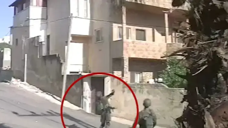 חיילים משליכים רימון הלם לבית בכפר קדום חיילים משליכים רימון הלם לבית בכפר קדום